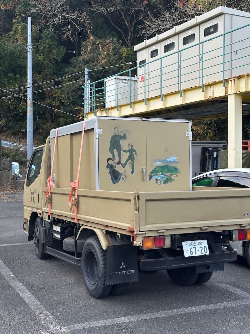 イラストが描かれたトラック